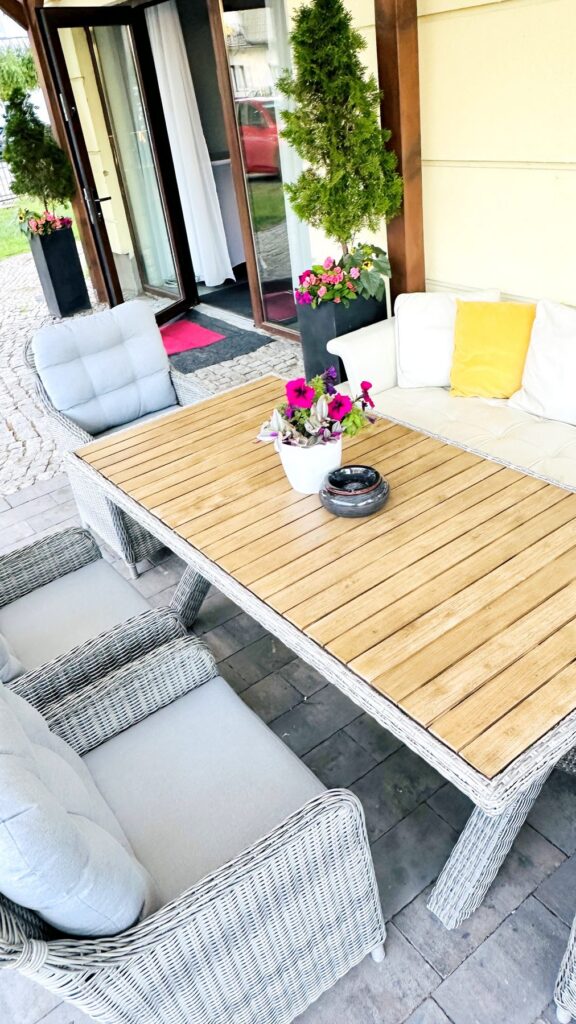 Willa OPAL Grzybowo – sala altana stol